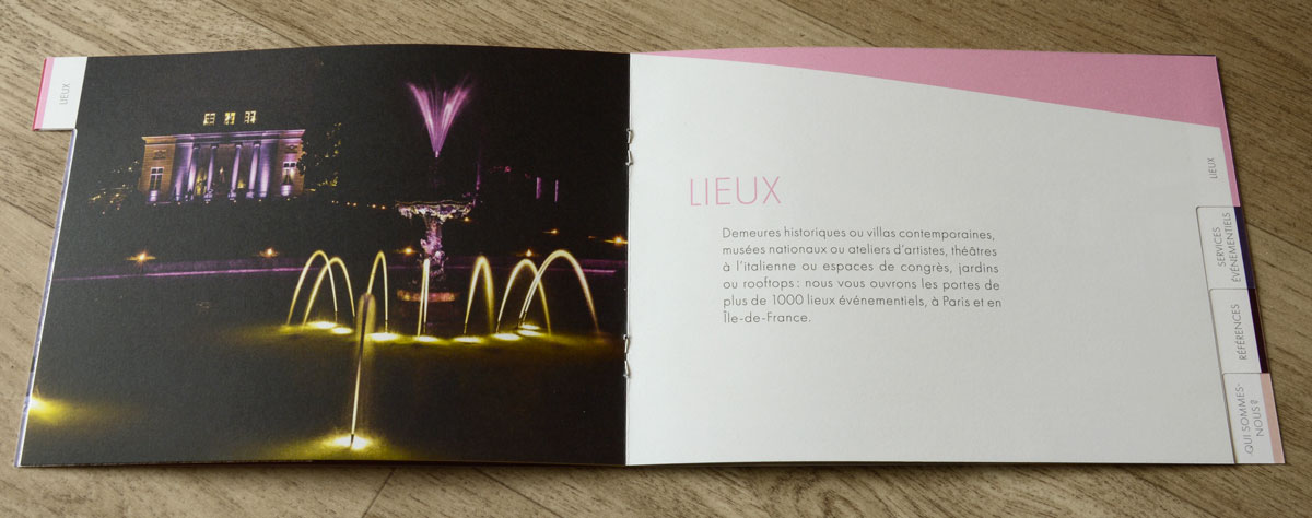 Photographie de la double page Lieux de la brochure Trait'Tendance présentant une photo de nuit (...)