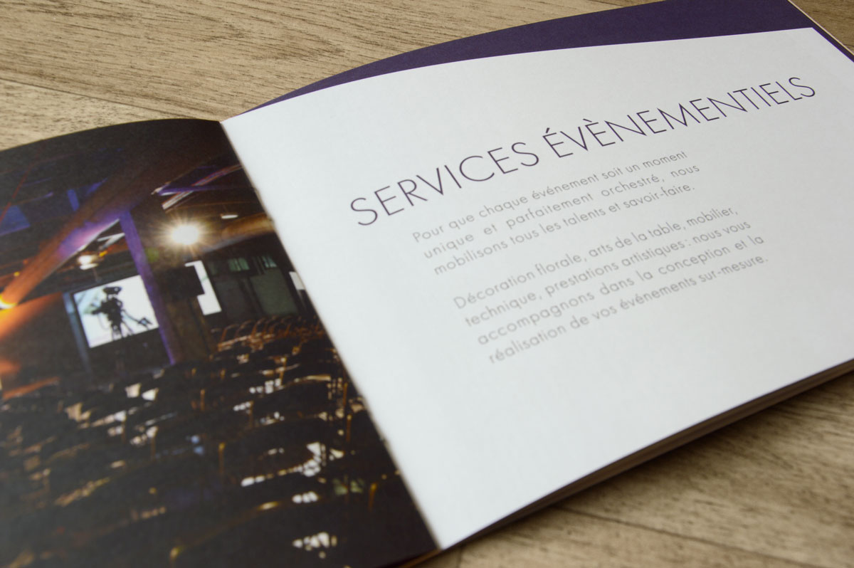 Photographie en gros plan de la brochure Trait'Tendance ouverte sur la double page Services (...)